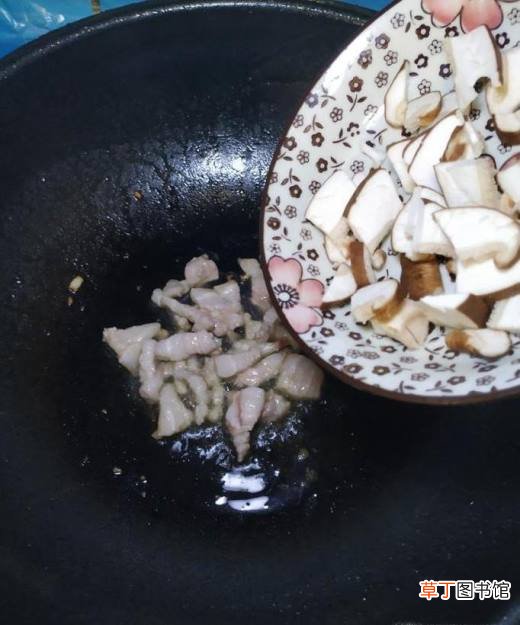 怎样做美味的蒜苔香菇炸酱面？