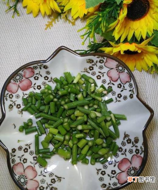 怎样做美味的蒜苔香菇炸酱面？