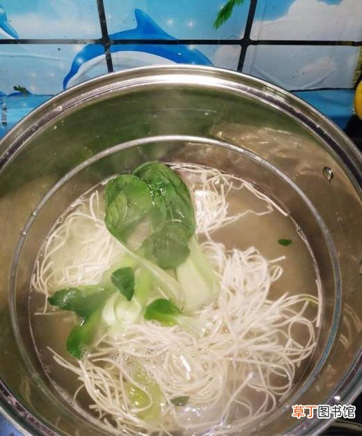 怎样做美味的蒜苔香菇炸酱面？