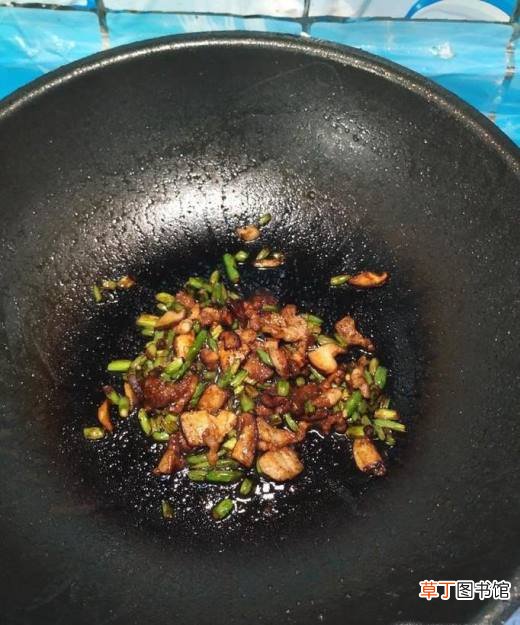 怎样做美味的蒜苔香菇炸酱面？