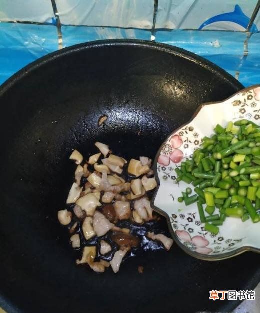 怎样做美味的蒜苔香菇炸酱面？
