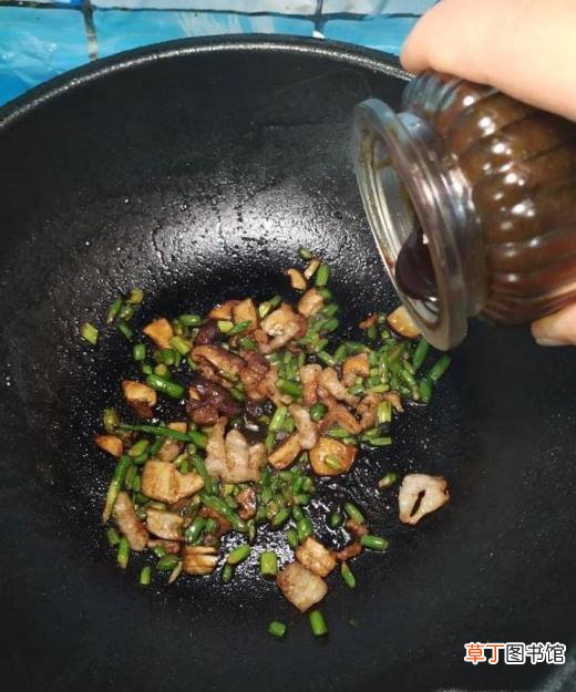 怎样做美味的蒜苔香菇炸酱面？