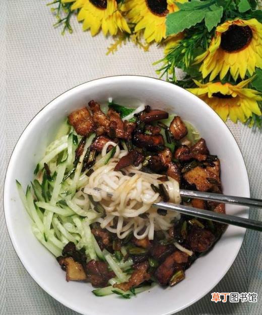 怎样做美味的蒜苔香菇炸酱面？