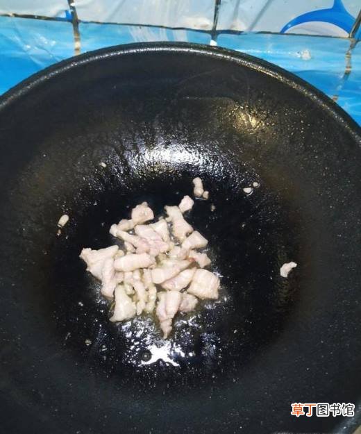 怎样做美味的蒜苔香菇炸酱面？