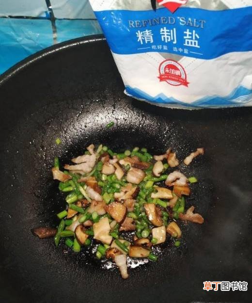 怎样做美味的蒜苔香菇炸酱面？