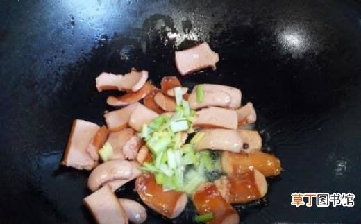 脆皮肠炒青椒鸡蛋的家常做法