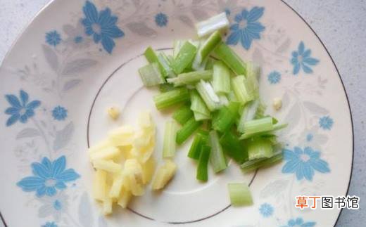 脆皮肠炒青椒鸡蛋的家常做法