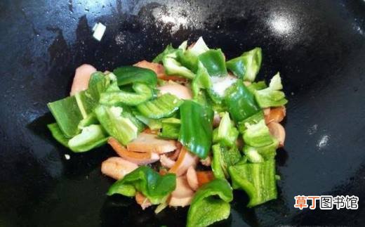 脆皮肠炒青椒鸡蛋的家常做法