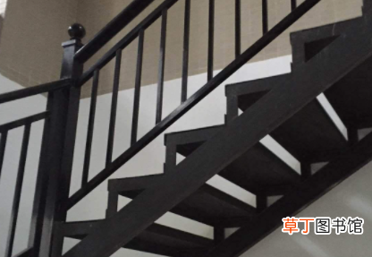 楼梯必须要有扶手吗