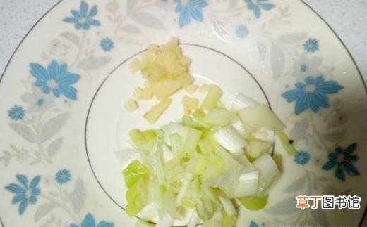 卷心菜炒西红柿土豆片的家常做法