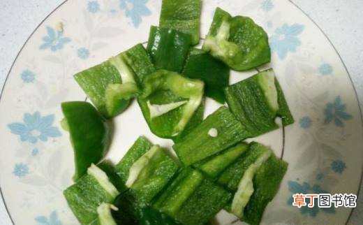 卷心菜炒西红柿土豆片的家常做法