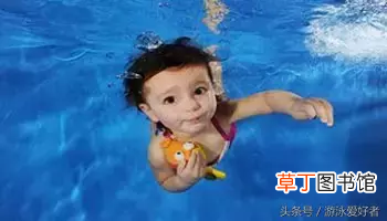 儿童学游泳的好处详细分析 儿童学游泳