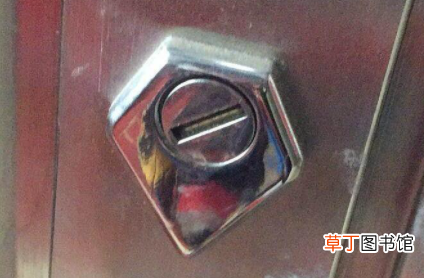 被胶水堵锁眼了怎么办