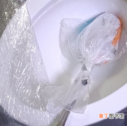 马桶堵了保鲜膜一按气从水箱出来了