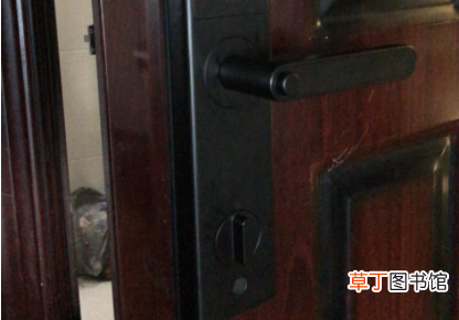 防盗门把手松动怎么调紧