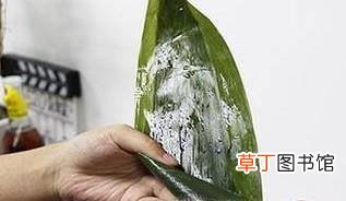 一片棕叶的肉牛角粽