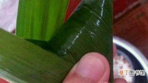 一片棕叶的肉牛角粽