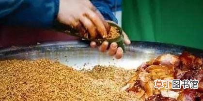一片棕叶的肉牛角粽
