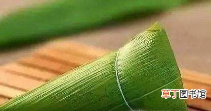 一片棕叶的肉牛角粽