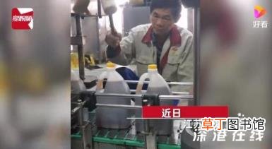 大爷抡锤敲瓶盖月薪5千 网友：这是理想中的工作！