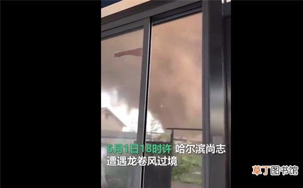龙卷风来临时的防范措施 龙卷风过境黑龙江风柱横扫厂房