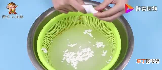 菜篮子缝隙难清洗?倒点白醋和淀粉,菜篮子的油污都洗净