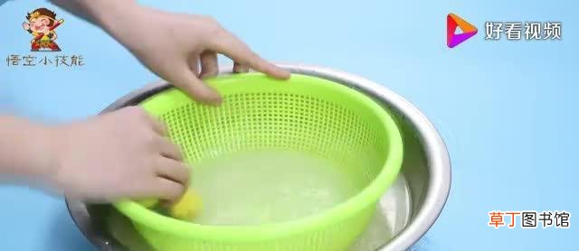 菜篮子缝隙难清洗?倒点白醋和淀粉,菜篮子的油污都洗净