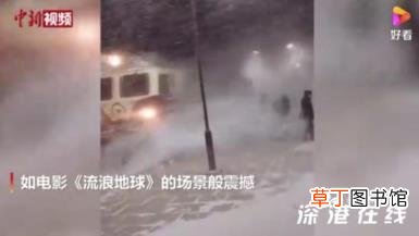 黑龙江火车驶过掀起巨大雪浪 这是什么样的场景?