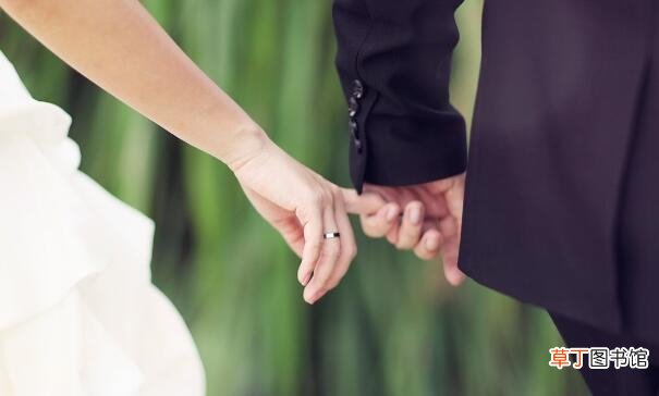 订婚男方给女方买几套衣服 订婚男方给女方买什么