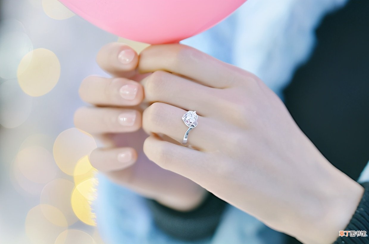 订婚买什么戒指比较好 订婚戒指什么时候戴