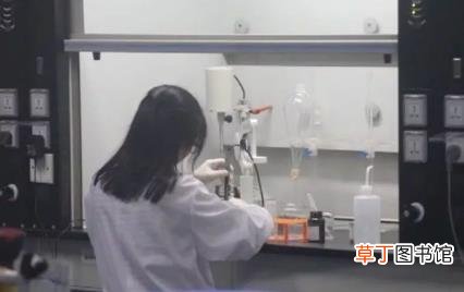 无良商贩用人工合成色素胭脂红给三苏红鱼上色，用手摸手会被染红