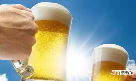 滥喝啤酒的危害不可小觑 夏天喝啤酒需要注意的事项