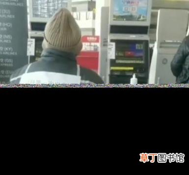 女儿给首次坐飞机父母贴纸条 纸条上写了什么呢？