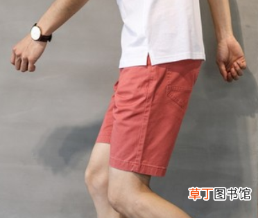 红短裤配什么颜色上衣
