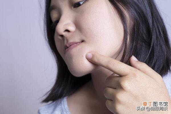 长红色的痘痘是怎么回事 脸上长红痘痘怎么办