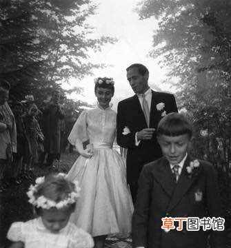 女孩子订婚穿什么衣服 订婚需要穿什么衣服