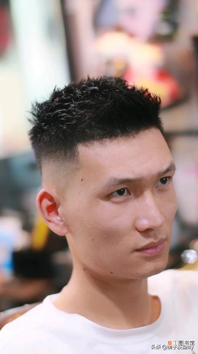 推荐四种发型款式给你 适合男生额头窄的发型