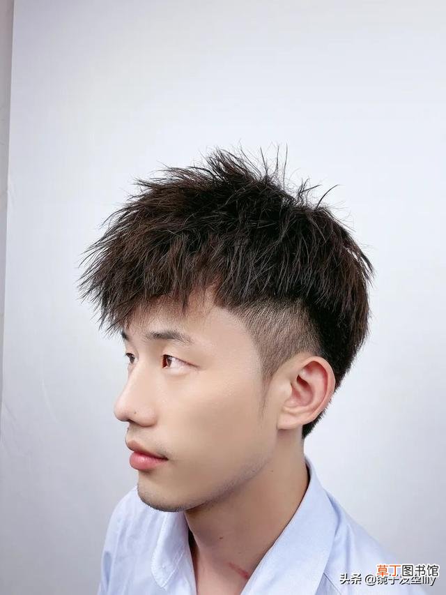 推荐四种发型款式给你 适合男生额头窄的发型