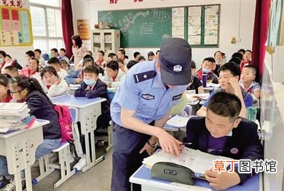 警方进校园宣传防拐防骗知识