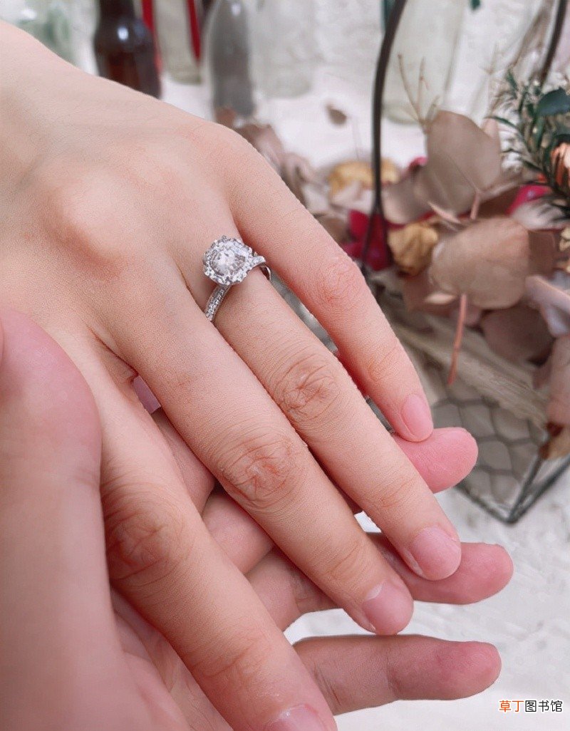 订婚买什么戒指比较好 订婚带什么戒指