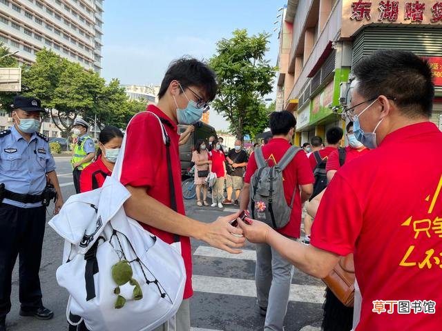 2021高考感人事迹 老人提供两张床让考生免费午休