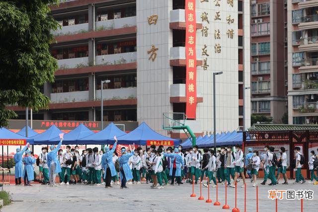 2021高考感人事迹 老人提供两张床让考生免费午休