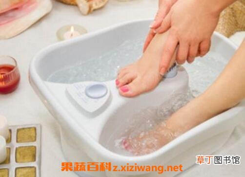 盐水泡脚有什么好处 用盐水泡脚的功效与作用