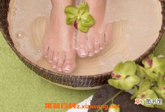 盐水泡脚有什么好处 用盐水泡脚的功效与作用