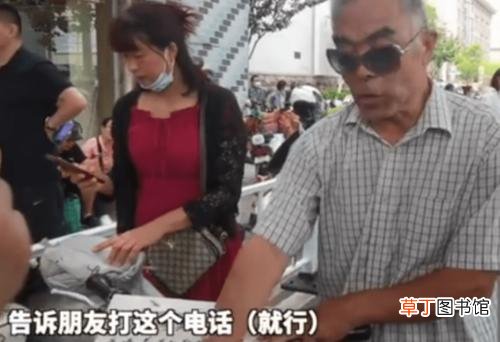 班主任拄拐杖为学生送考 老人提供两张床让考生免费午休