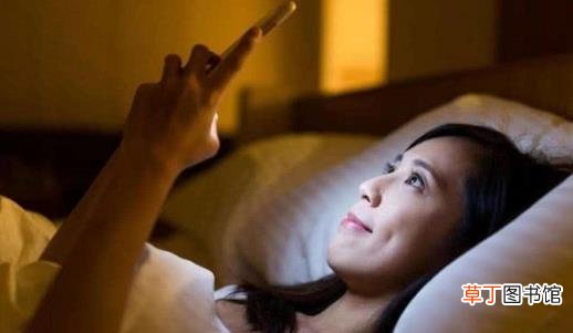 长期熬夜玩手机 当心8大危害