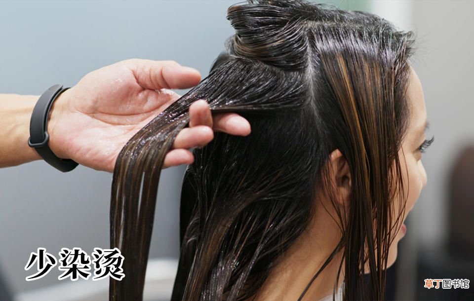 头发干枯毛躁是怎么回事 头发干枯)