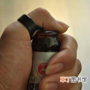 戒指开啤酒瓶盖技巧