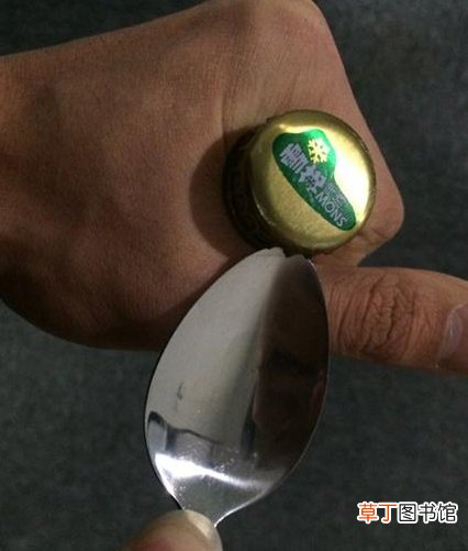 戒指开啤酒瓶盖技巧