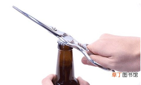 戒指开啤酒瓶盖技巧